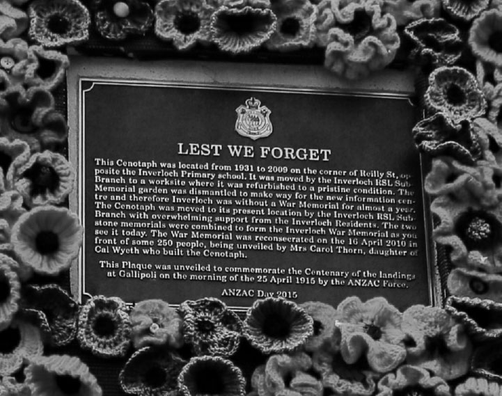 photo of lest we forget memorial plaque